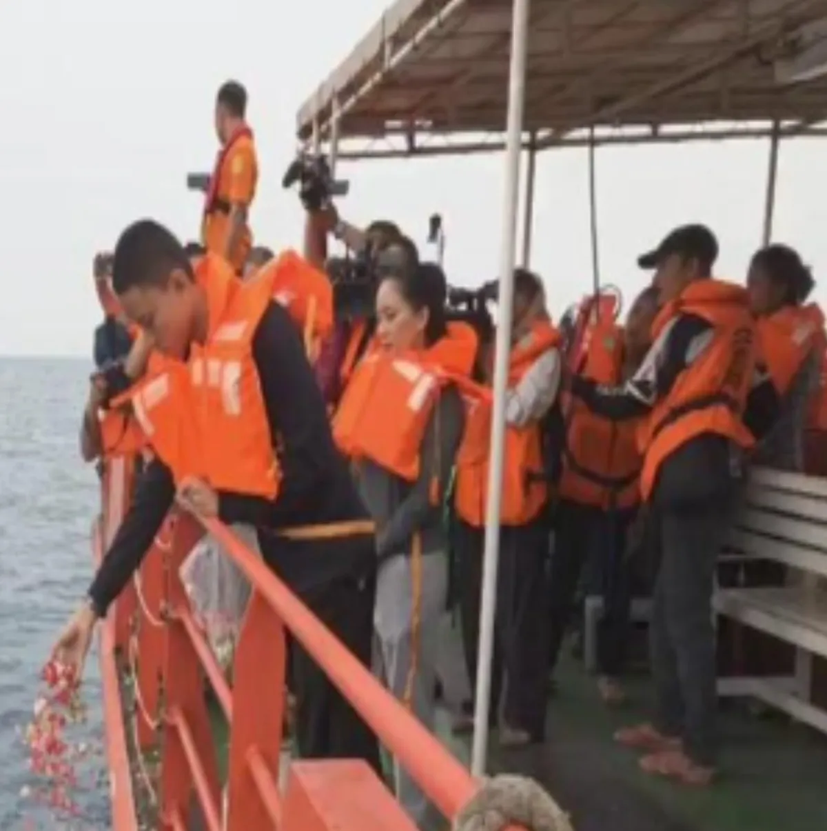 Keluarga Korban Arupadatu 1 Tabur Bunga di Selat Sunda, Kenang Delapan Orang yang Hilang
