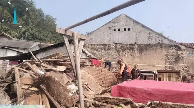 Angin Kencang Robohkan Rumah Warga di Rumpin Bogor