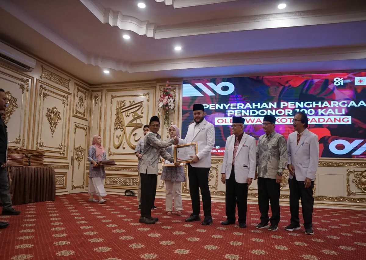 Aktivis Asnul Raih Penghargaan Pendonor Darah 100 Kali dari Wali Kota Padang