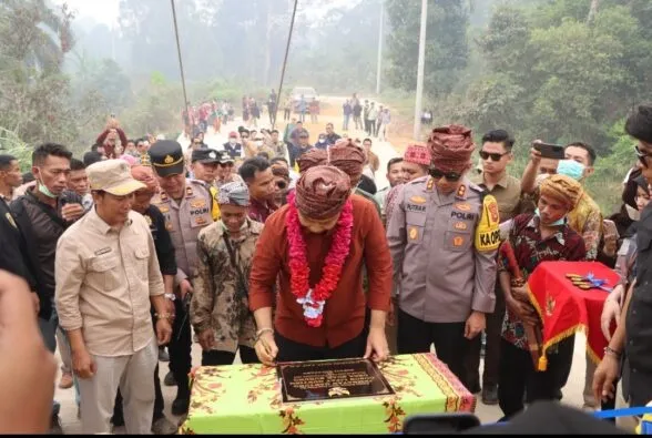 Kapolres Ketapang Hadiri Peresmian Jembatan Gantung Dusun Lipat Gunting