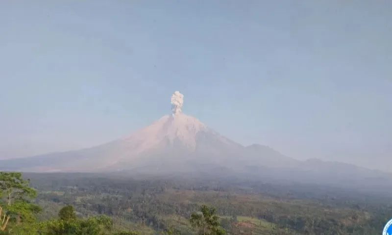 Gunung Semeru Erupsi Empat Kali, Kolom Abu Tertinggi 1.300 Meter