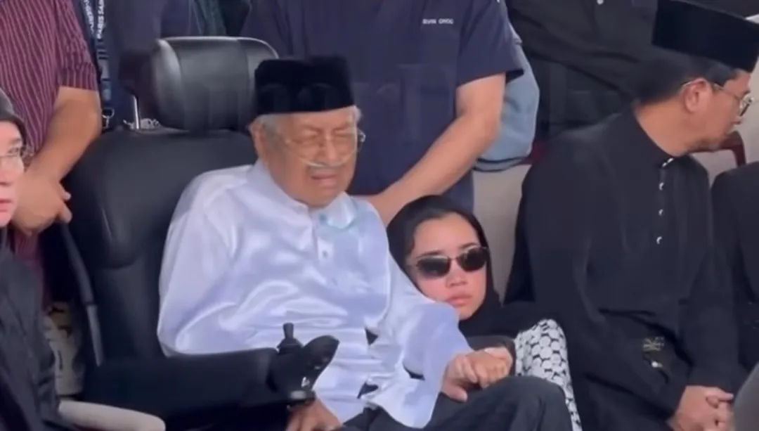 Tujuh Dekade Bersama, Air Mata Mahathir di Pemakaman Siti Hasmah