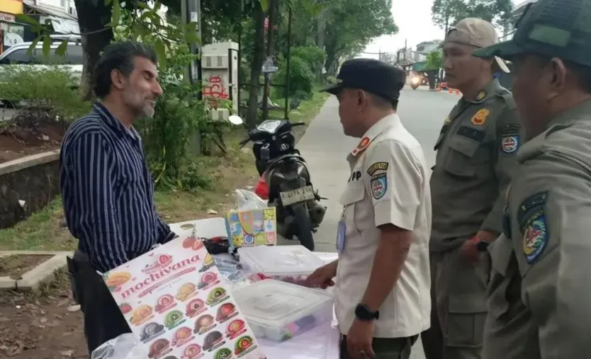 WNA Palestina Jualan Mochi di Pinggir Jalan Sawangan Depok, Ditindak Petugas