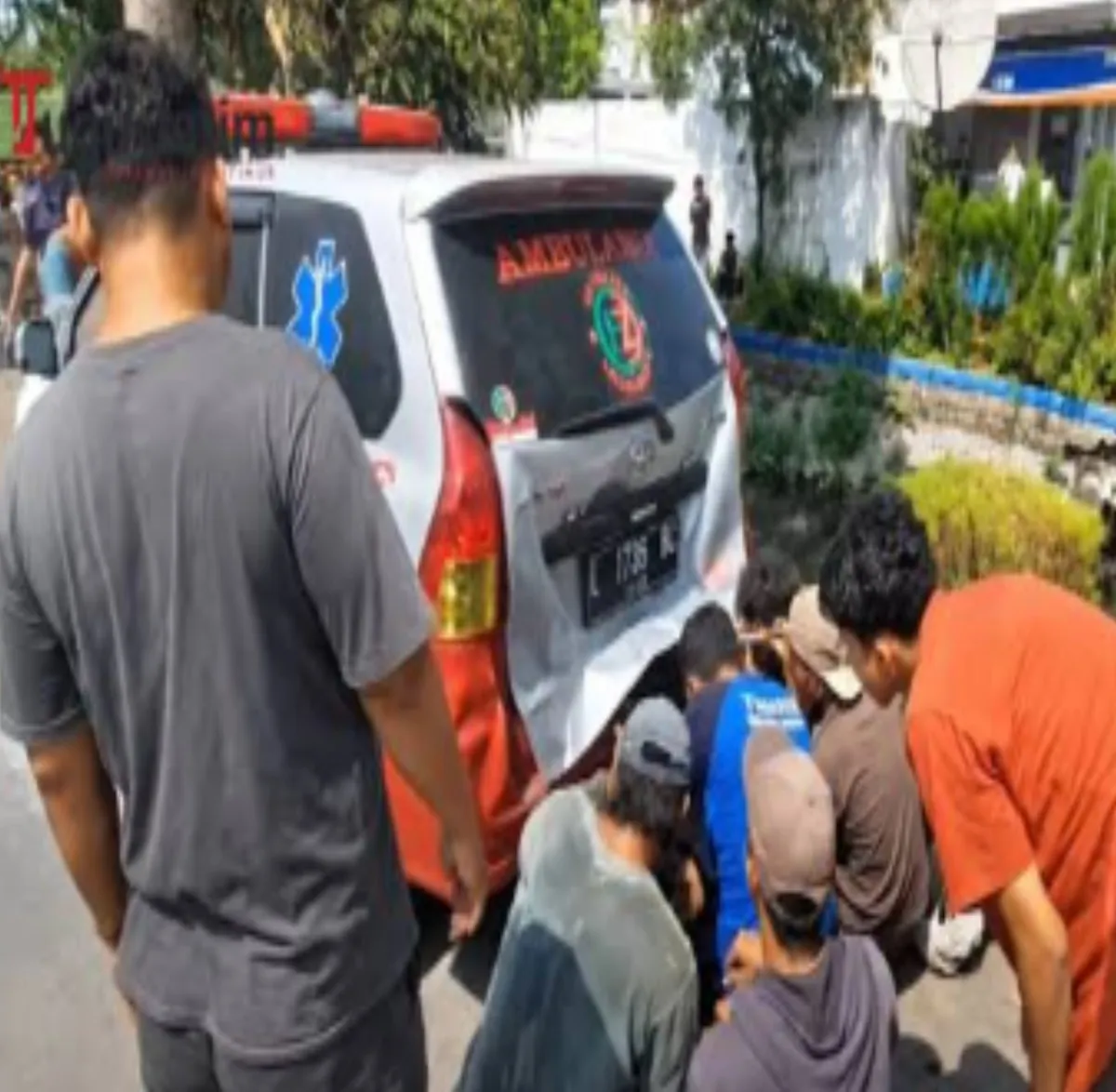 Ambulans Bawa Jenazah Korban KM Virgo Transport 8 Terlibat Kecelakaan Beruntun di Jombang