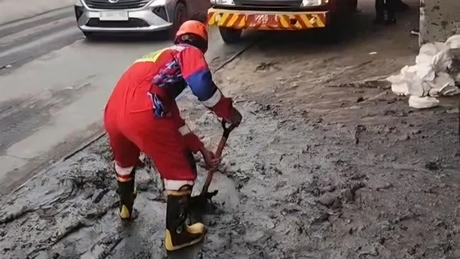 Limbah Diduga B3 Tumpah di Cileungsi, Sopir Diperiksa Polisi