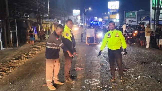 Motor Roda Tiga Bawa 7 Remaja Tabrak Dump Truck, 2 Tewas