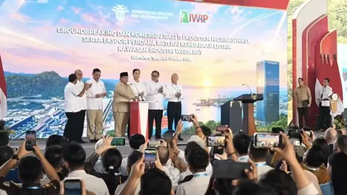 Prabowo Resmikan Hilirisasi Rp180 Triliun di IWIP, Candai Luhut: Dulu Komandan Saya, Sekarang Saya Komandannya