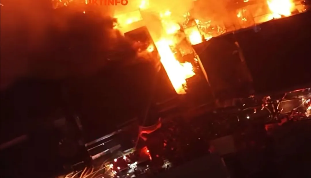 Kebakaran Besar Melanda Permukiman Kramat Pulo Dalam, 30 Damkar Dikerahkan