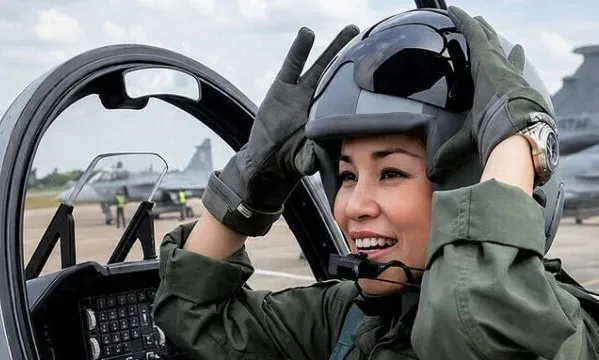 Ratu Thailand Terbangkan Sendiri Jet Tempur Gripen
