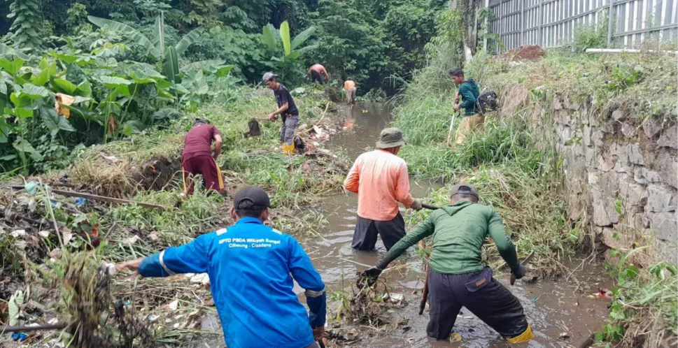 Rumah Warga Roboh Diterjang Banjir, Pemkab Bogor Bersihkan Saluran Parakan Jati