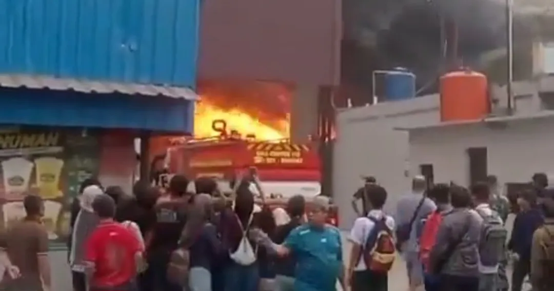 Kebakaran Gudang Paralon di Legok, 14 Mobil Damkar Dikerahkan