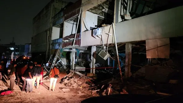 Ledakan Pasar Cimanggis, Puing Bangunan Berserakan