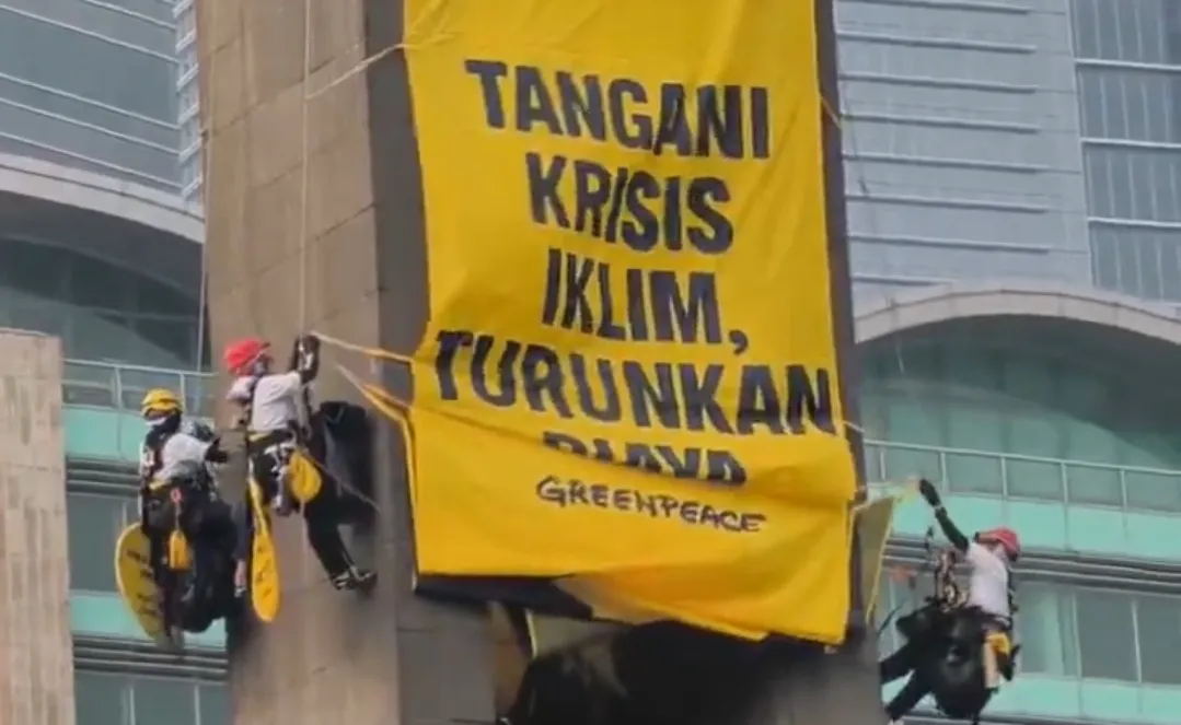 Aksi Greenpeace di Bundaran HI, Spanduk Kritik Pemerintah Dibentangkan