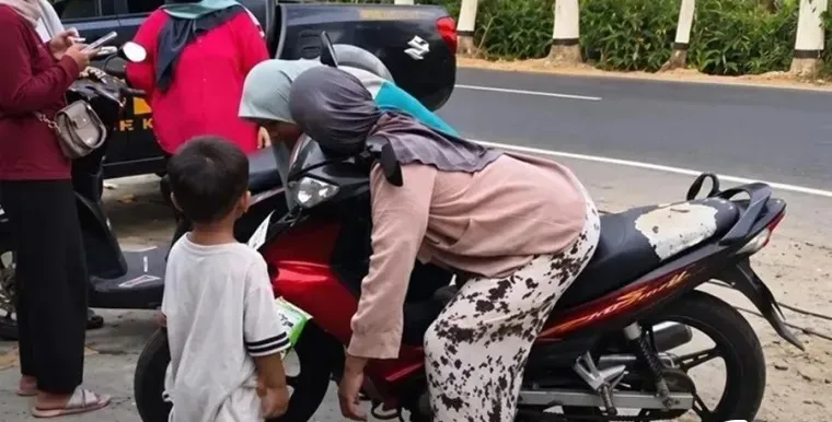 Viral Seorang Ibu di Ponorogo Meninggal di Atas Motor Saat Hendak Beli Obat