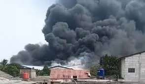 Kebakaran Gudang Es Krim di Tangerang, Asap Hitam Membumbung Tinggi