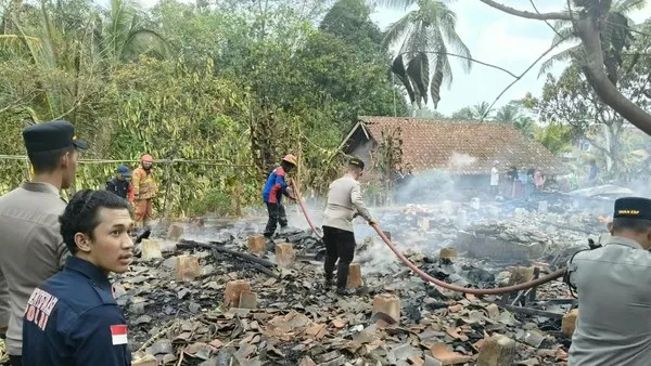 Dua Rumah Panggung di Tasikmalaya Ludes Terbakar, Kerugian Rp70 Juta