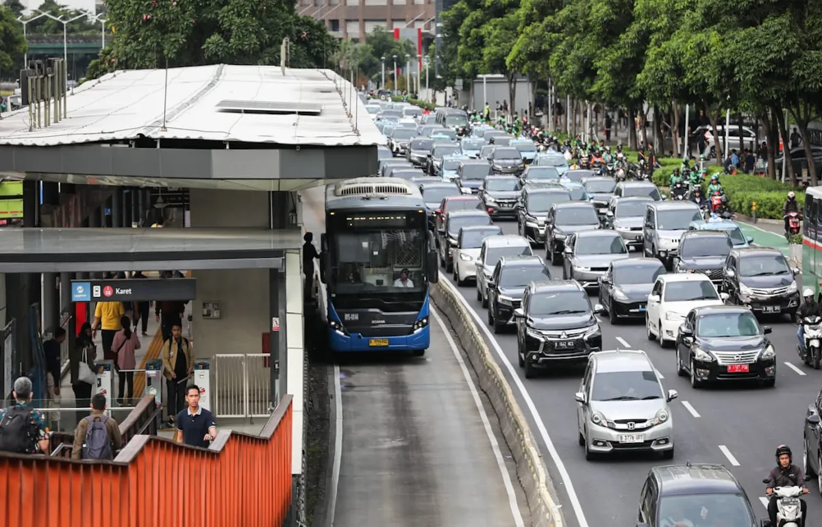 Empat Kali Truk Tabrak Separator Transjakarta, Cukupkah Diperbaiki?