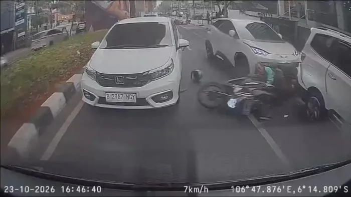 Mobil Listrik BYD Tabrak Sejumlah Kendaraan di Blok M, Ojol Berusia 56 Tahun Terluka