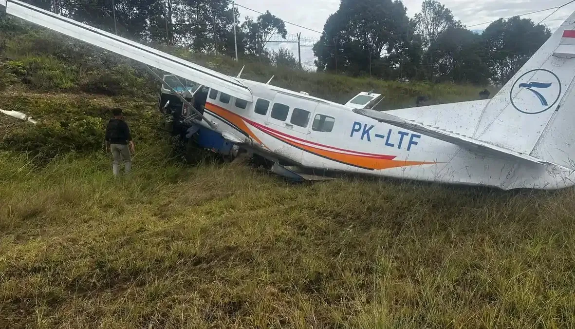 Pesawat Asian One Air Keluar Landasan di Intan Jaya Papua Tengah, 10 Orang Selamat