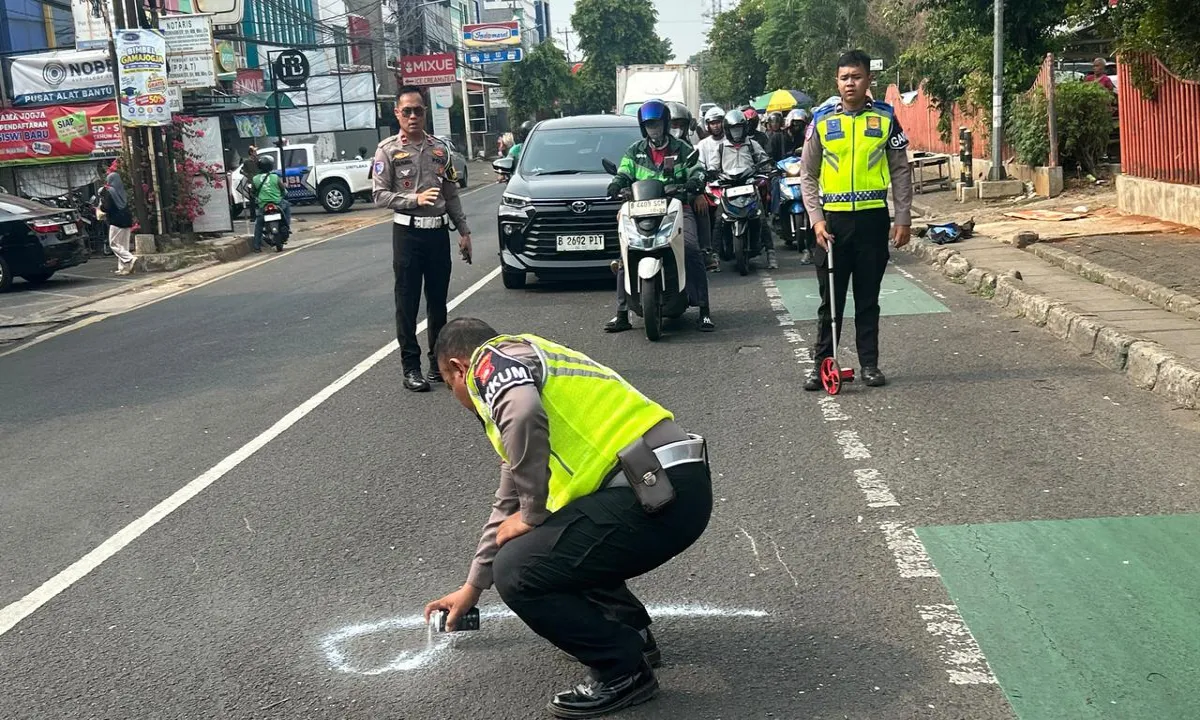 Tragis! Penumpang Motor Tewas Terlindas Truk Usai Dua Motor Bersenggolan di Depok