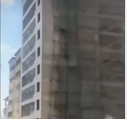 Video: Sebuah Gedung Bertingkat Yang Masih Dalam Proses Pembangunan Ambruk