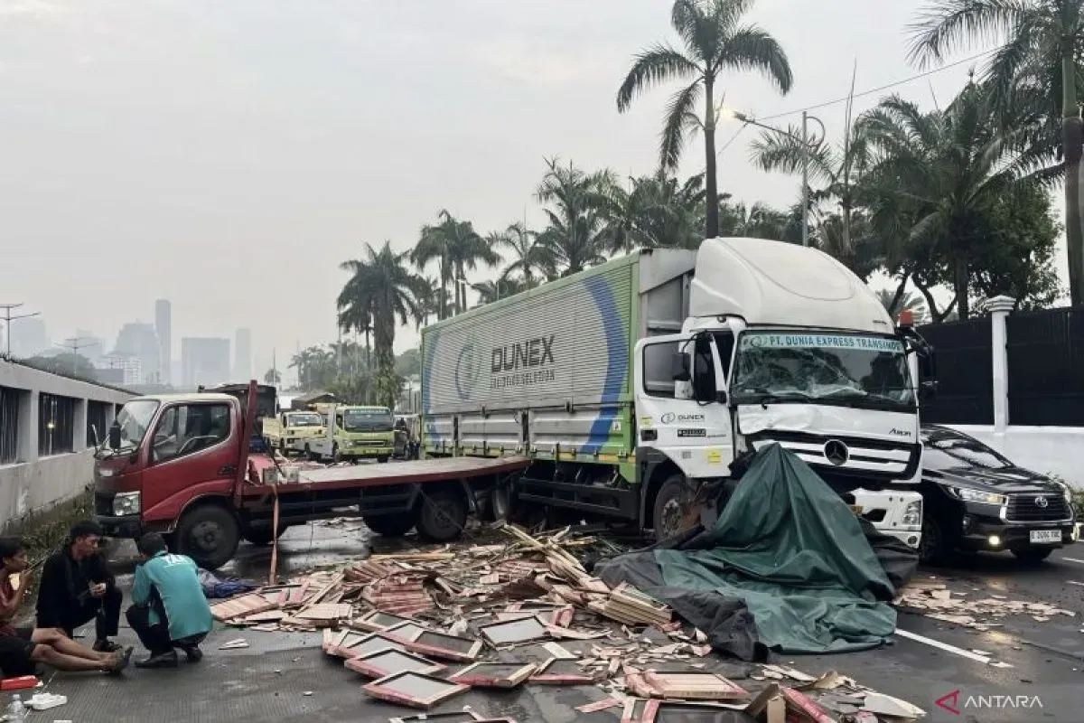 Truk Mogok di Depan Gedung DPR, Tronton Menghantam hingga Sopir Luka-luka!