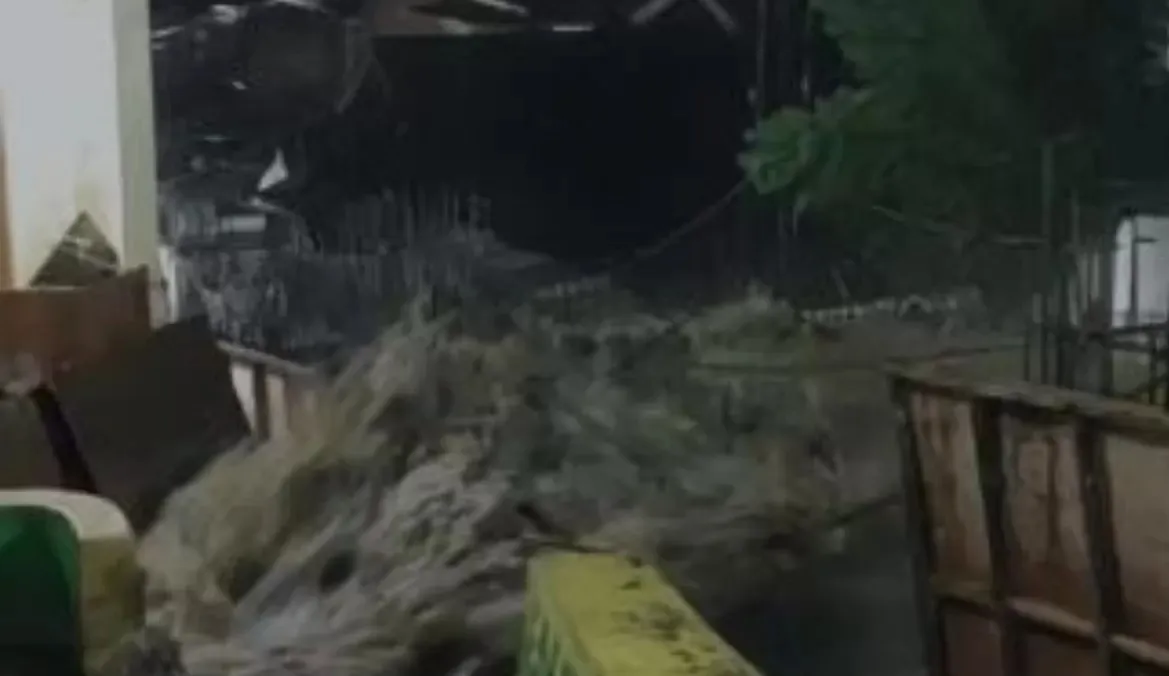 Kirmir Jebol di Cihampelas Bandung, Air Deras Masuk Rumah Warga