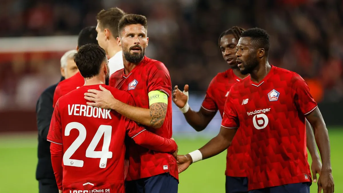 Giroud Peluk Calvin Verdonk Usai Lille Menang 1-0 atas Lens
