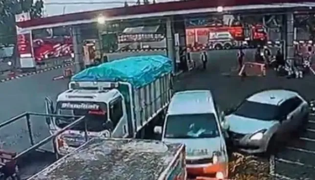 Mobil Putih Tabrak 3 Motor dan Ambulans di SPBU Lamongan