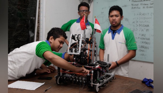 Pecundangi 157 Negara Robot WOWI Ciptaan Indonesia Juarai Kompetisi Robot Dunia