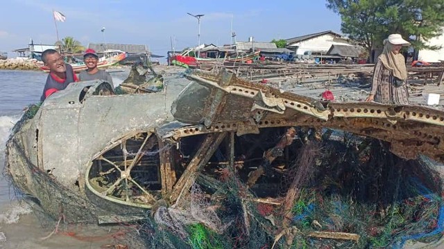 Bangkai Pesawat Tempur yang Diduga Sisa-sisa Perang Dunia II Ditemukan di Daerah Lamongan