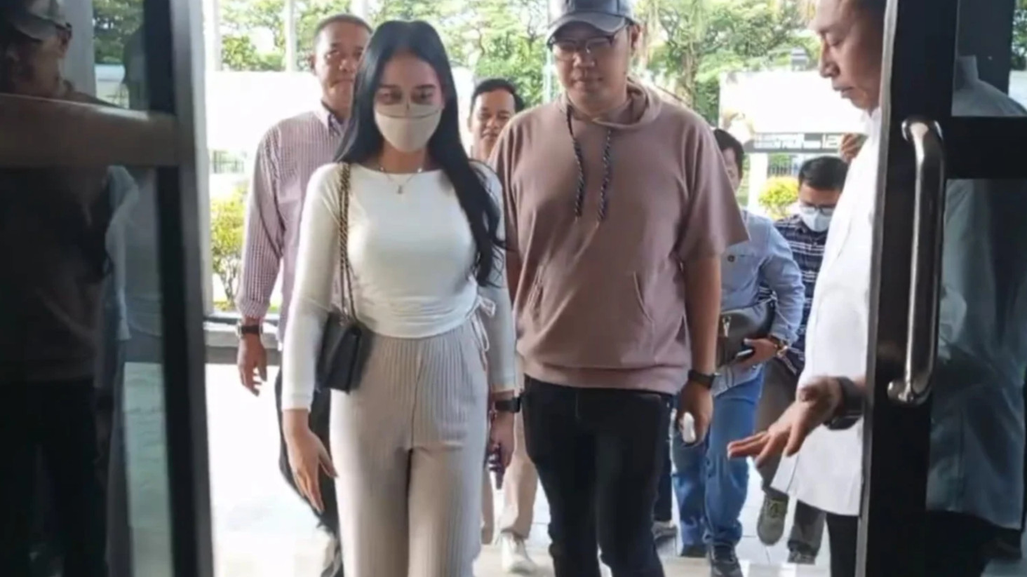 Terungkap! Sosok Bos yang Mengajak Karyawati 'Staycation'