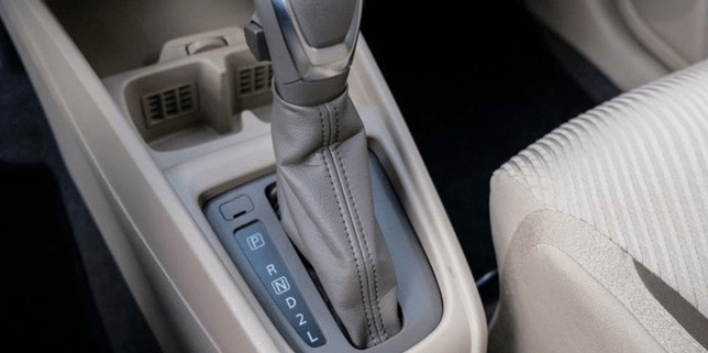 Tips Mahir Mengemudi Mobil Matic di Tanjakan: Cara Pindah Gigi dengan Lancar