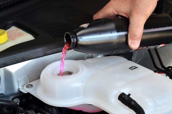 Dampak Fatal! Mengisi Radiator dengan Air Mineral, Ini yang Akan Terjadi
