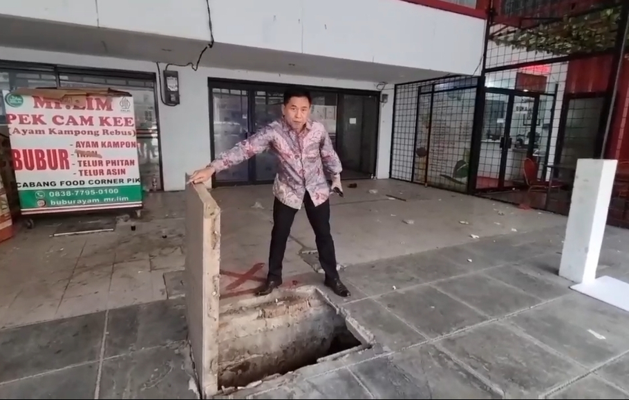 Sindiran Pedas Ketua RT Pluit Ketika Didemo Pemilik Ruko yang Caplok Bahu Jalan