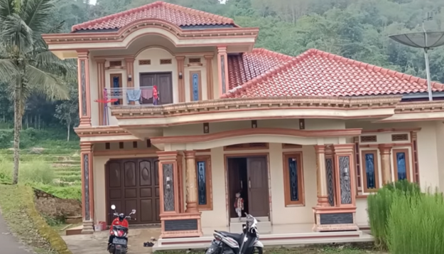 Rumah Mewah di Pinggir Sawah Viral, Terungkap Pemiliknya adalah Seorang Penjual Batagor