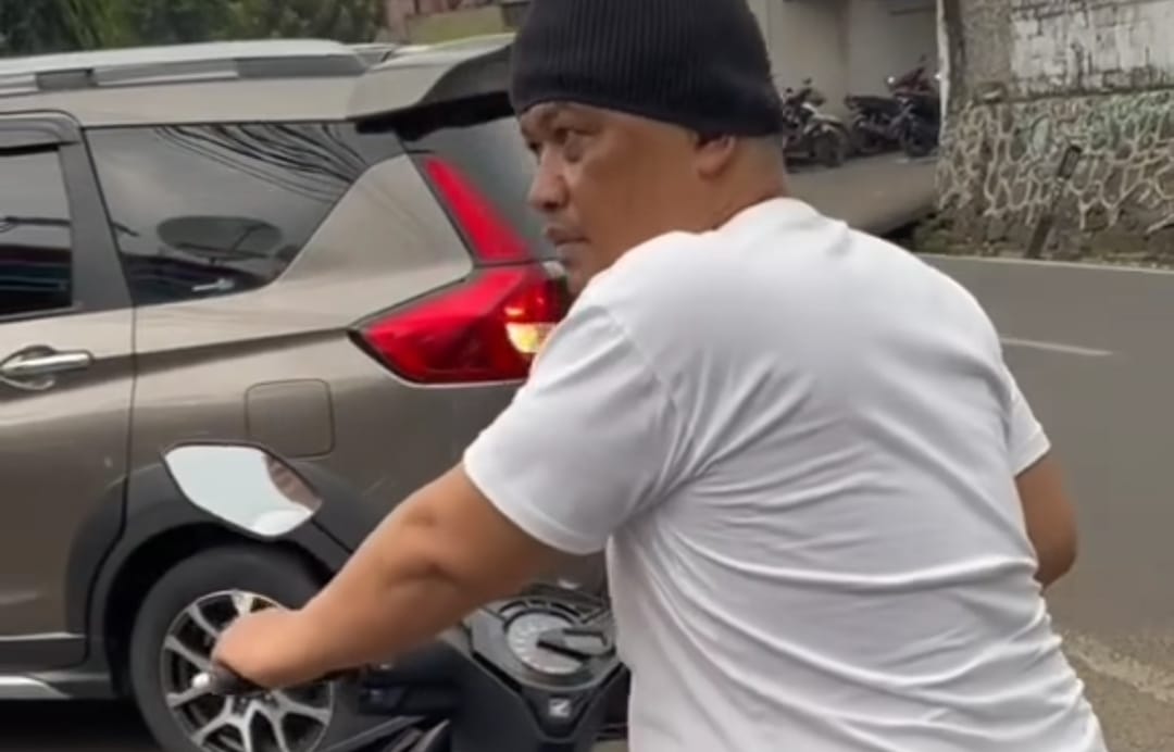 Viral di Medsos Pemotor Buang Abu Rokok Mengaku-ngaku Polisi