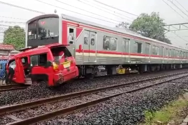 Angkot Merah Tertabrak KRL di Rute Stasiun Citayam - Depok