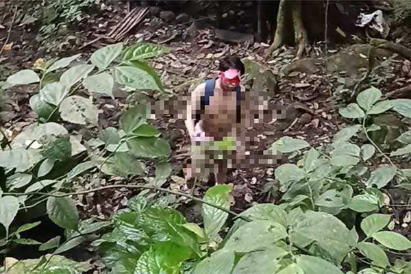 Viral! Pria Berkostum BDSM di Wisata Coban Glotak Malang