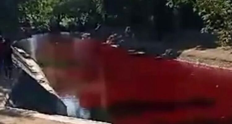 Viral Air Sungai di Pamekasan Berubah Warna Merah Darah