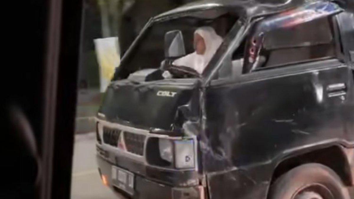 Video Viral! Emak-Emak Mengenakan Mukena Putih Mengemudikan Mobil Pickup