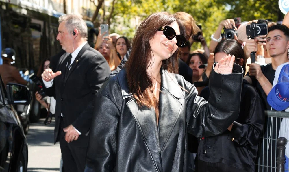 Emily Ratajkowski Tampil 'Naked' Menarik Perhatian di Paris Fashion Week