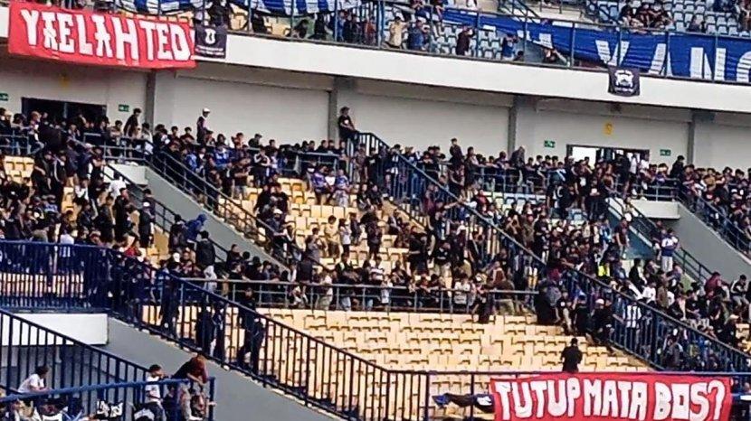 Aksi Walkout Suporter Mewarnai Laga Perdana Persib