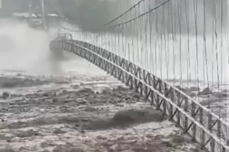 Banjir Lahar Aliran Semeru Putuskan Jembatan di Lumajang, Begini Kondisinya