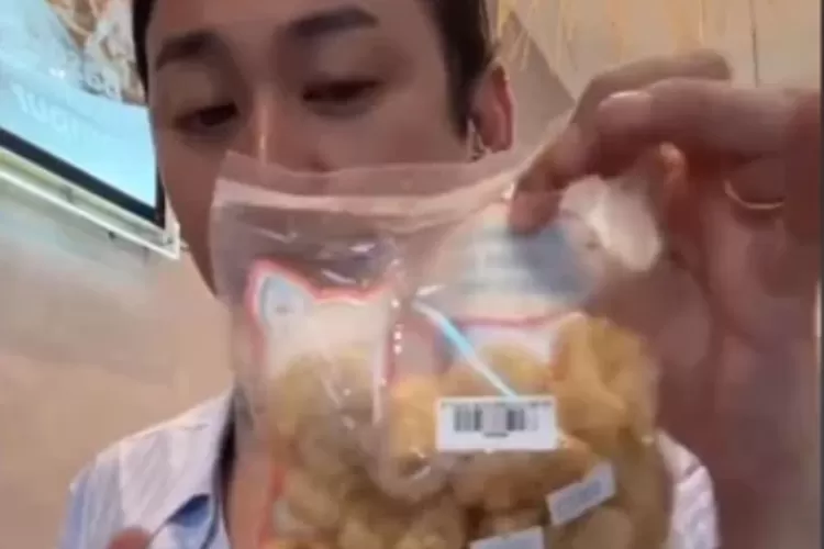 Viral Influencer Jovi Adhiguna Dihujat karena Konsumsi Kerupuk Babi dan Bakso di Restoran Halal