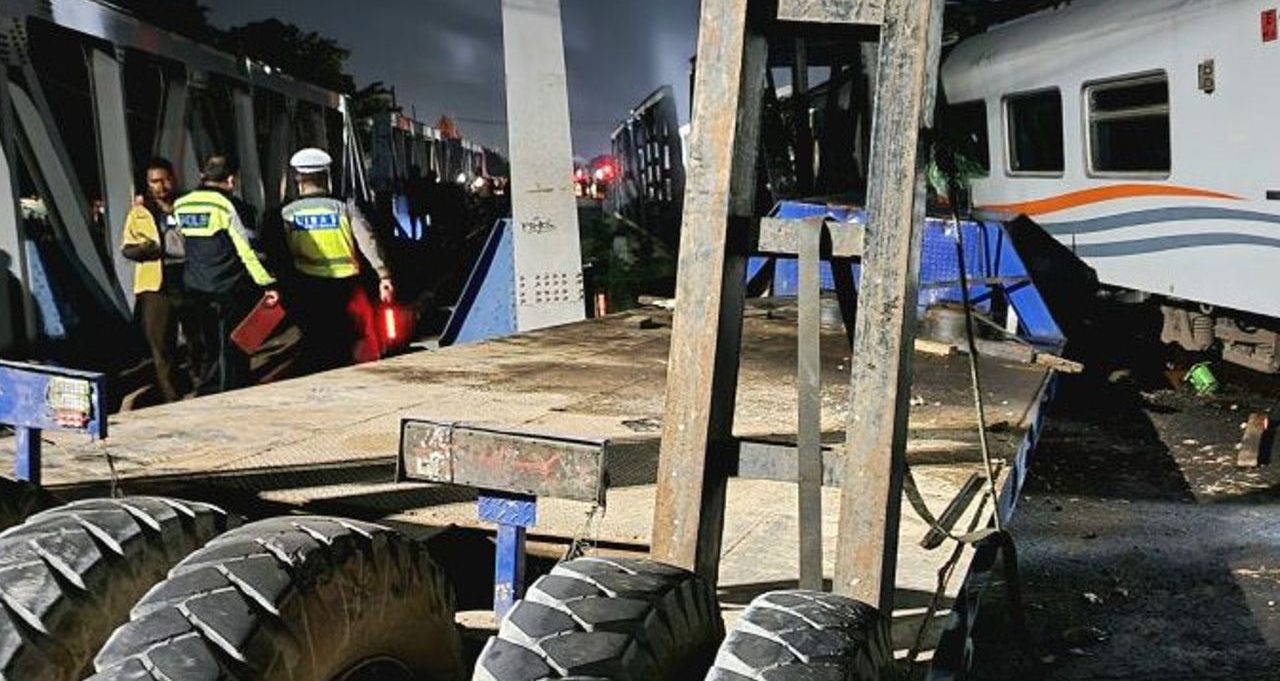 Tragedi di Rel Kereta Api Semarang: Kronologi dan Penyebab Kecelakaan KA Brantas Tabrakan dan Truk