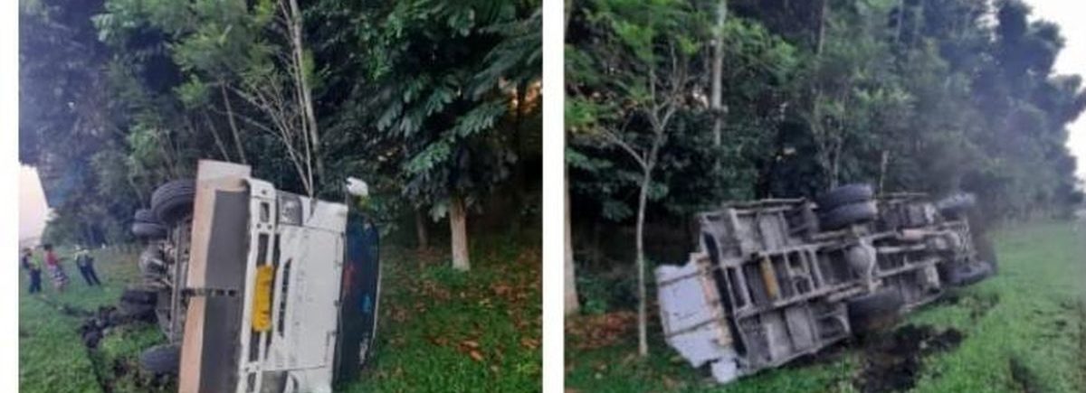 Diduga Akibat Sopir Mengantuk, Truk Terguling di Tol Jagorawi