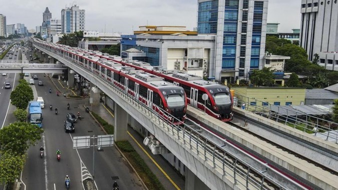 Mulai Jam 2 Siang Ini Warga Bisa Naik LRT Tarif Jauh-Dekat Rp5.000