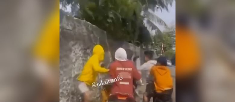 Video Viral: Aksi Remaja Bacoki Orang Siang Bolong di Tanjung Priok Terekam Kamera