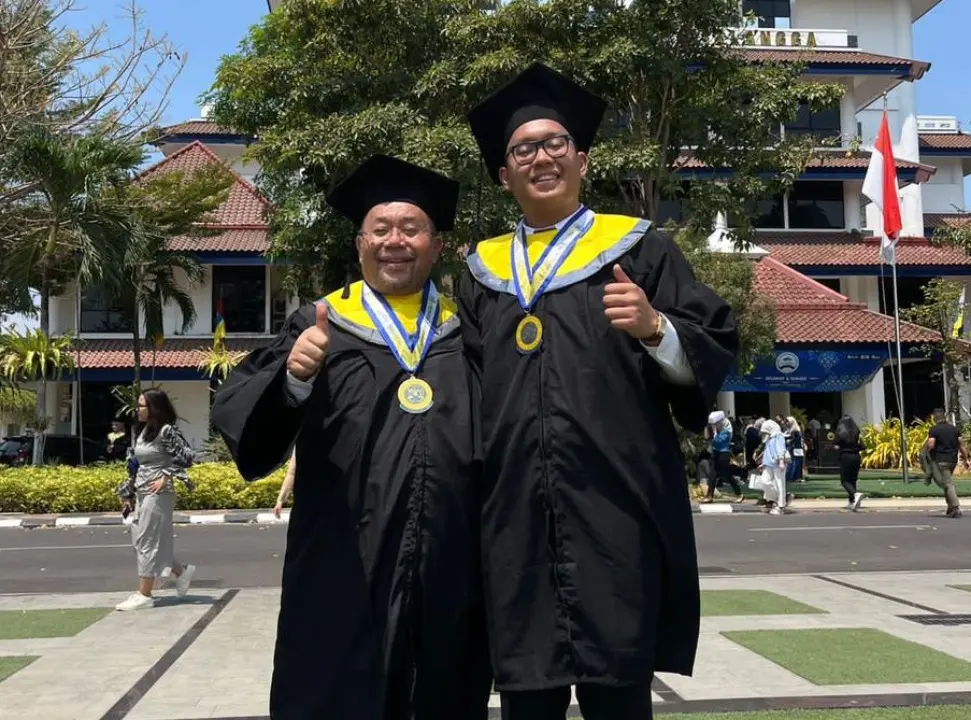 Bapak dan Anak Kompak Lulus Bareng dari Unair